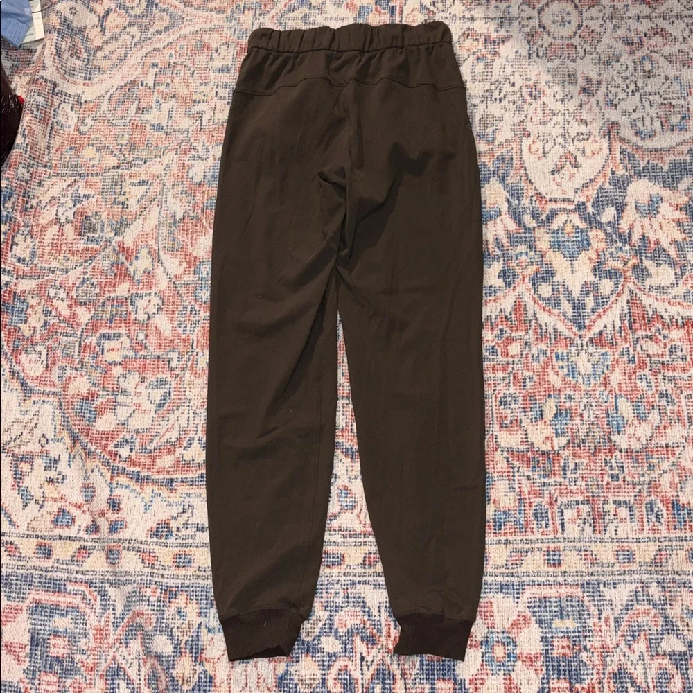 Lululemon On The Fly Jogger Luxtreme 25” in Dark Olive SZ 2 EUC - Picture 4 of 5